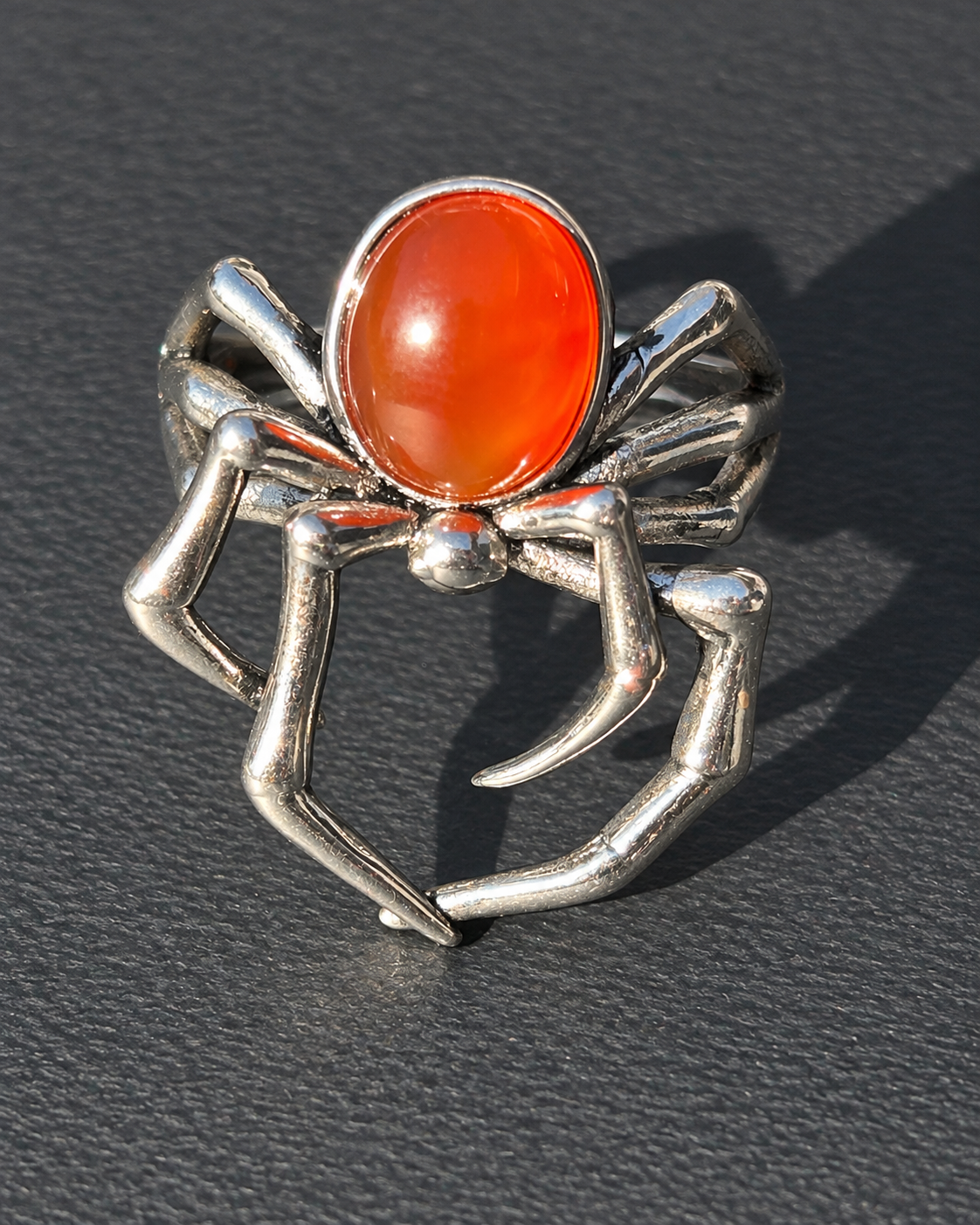 Detalle de &aacute;gata roja natural del Anillo Ara&ntilde;a KLORE